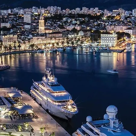 Διαμέρισμα Enjoy Split, New In The Center With A Private Garden Σπλιτ