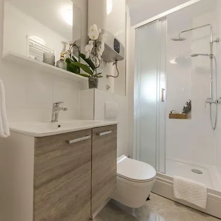 Enjoy Split, New In The Center With A Private Garden 아파트 *