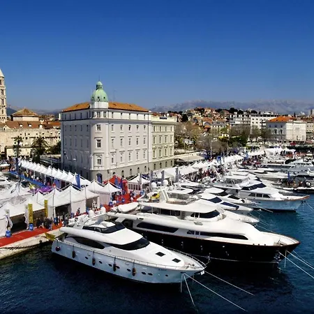 Enjoy Split, New In The Center With A Private Garden 아파트