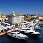 Enjoy Split, New In The Center With A Private Garden Apartamento