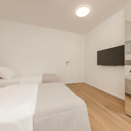 Enjoy Split, New In The Center With A Private Garden Apartment