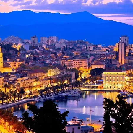 Enjoy Split, New In The Center With A Private Garden Apartment *