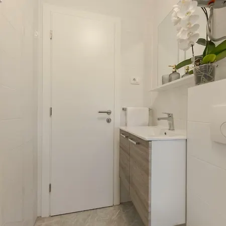 아파트 Enjoy Split, New In The Center With A Private Garden 스플리트