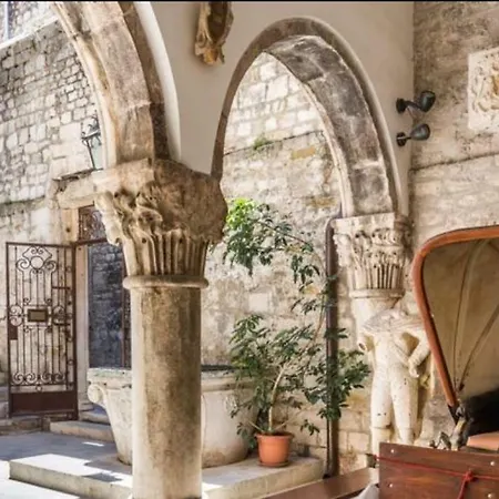 Апартаменты Enjoy Split, New In The Center With A Private Garden