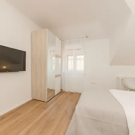 Enjoy Split, New In The Center With A Private Garden Apartment *
